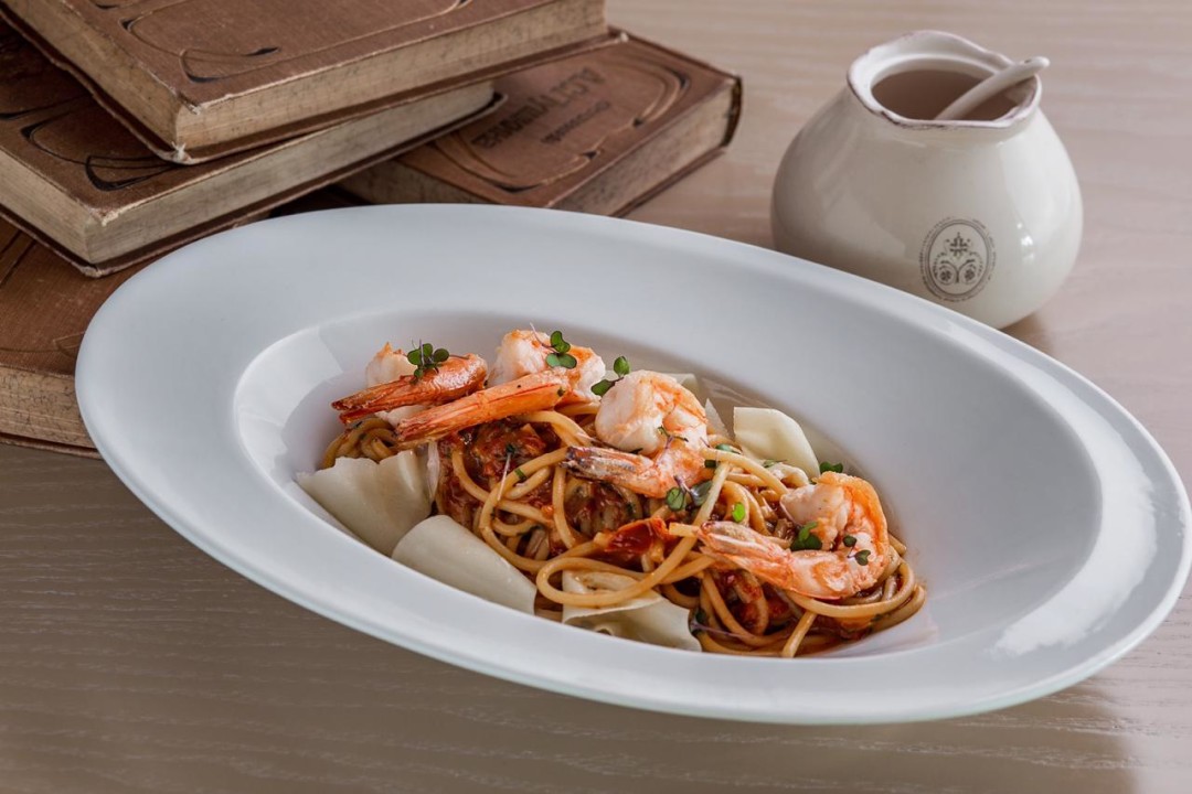 Паста с тигровыми креветками и вялеными томатами