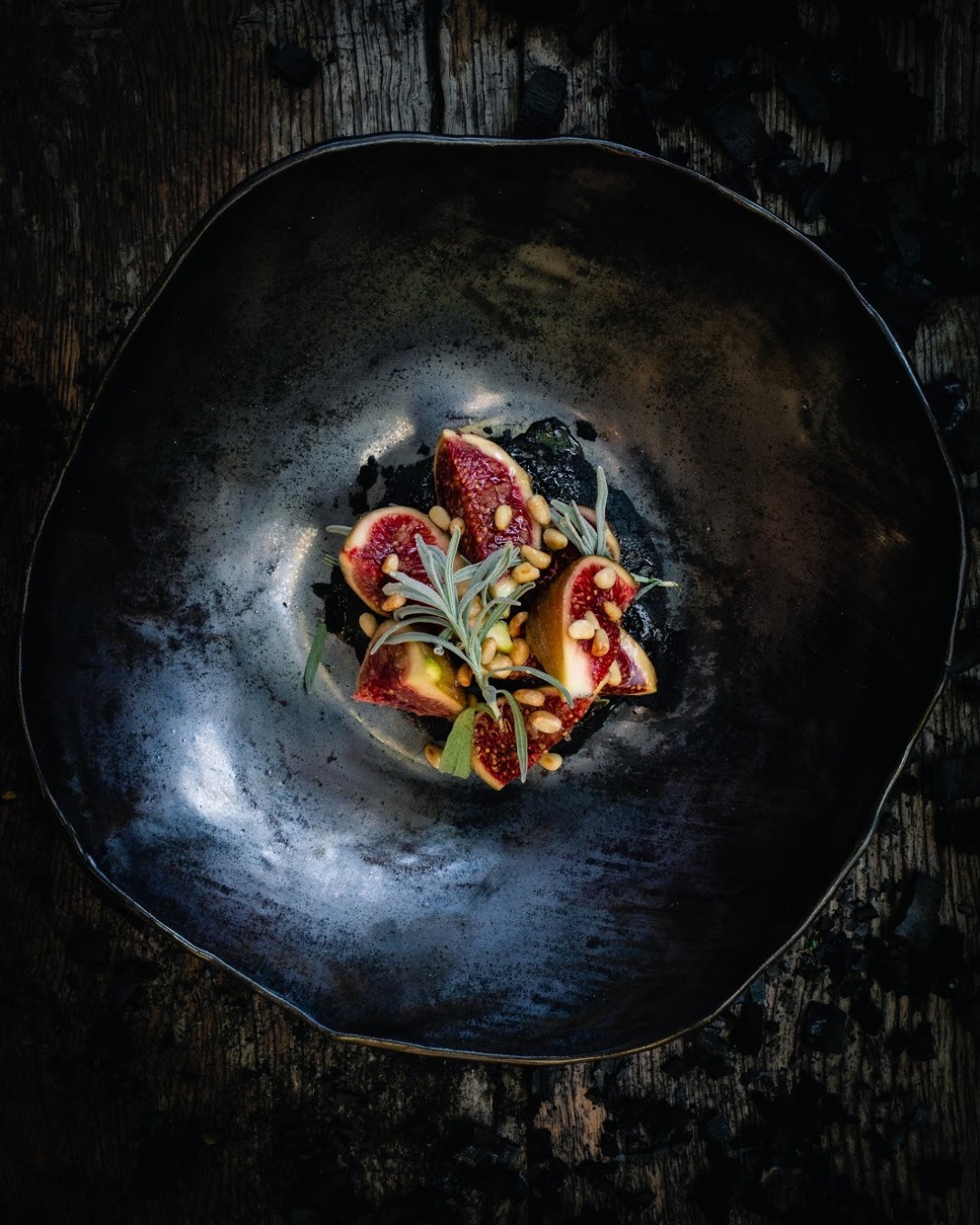 Камамбер в пепле с инжиром