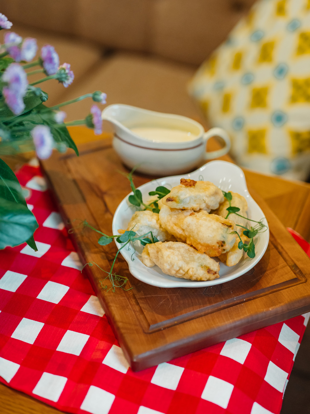 Цветы цукини в кляре с моцареллой и сырным соусом