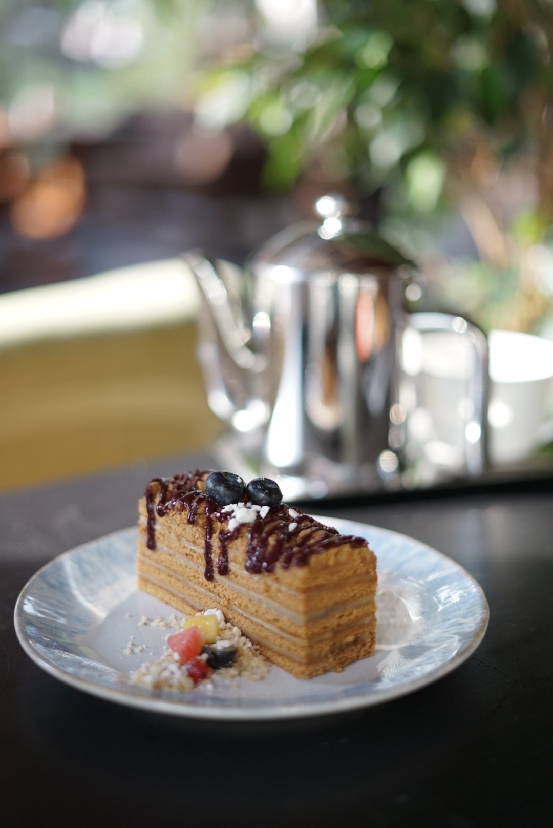 Каштановый медовик с домашним кремом и таежным соусом