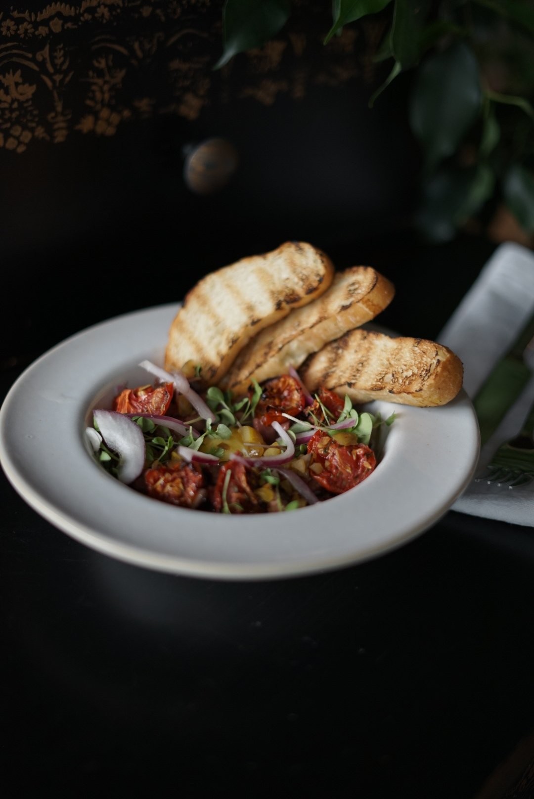 Теплый тар-тар из говяжьей вырезки и печеными каштанами