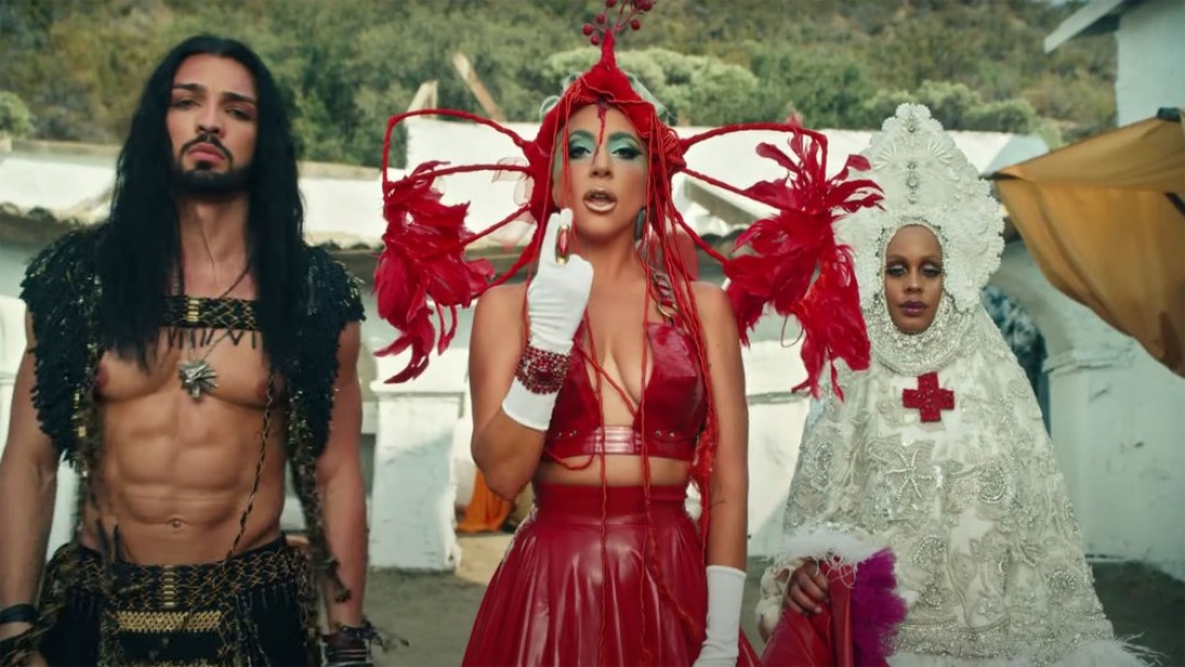 Бра и юбка Karina Akopyan Головной убор It-Spain