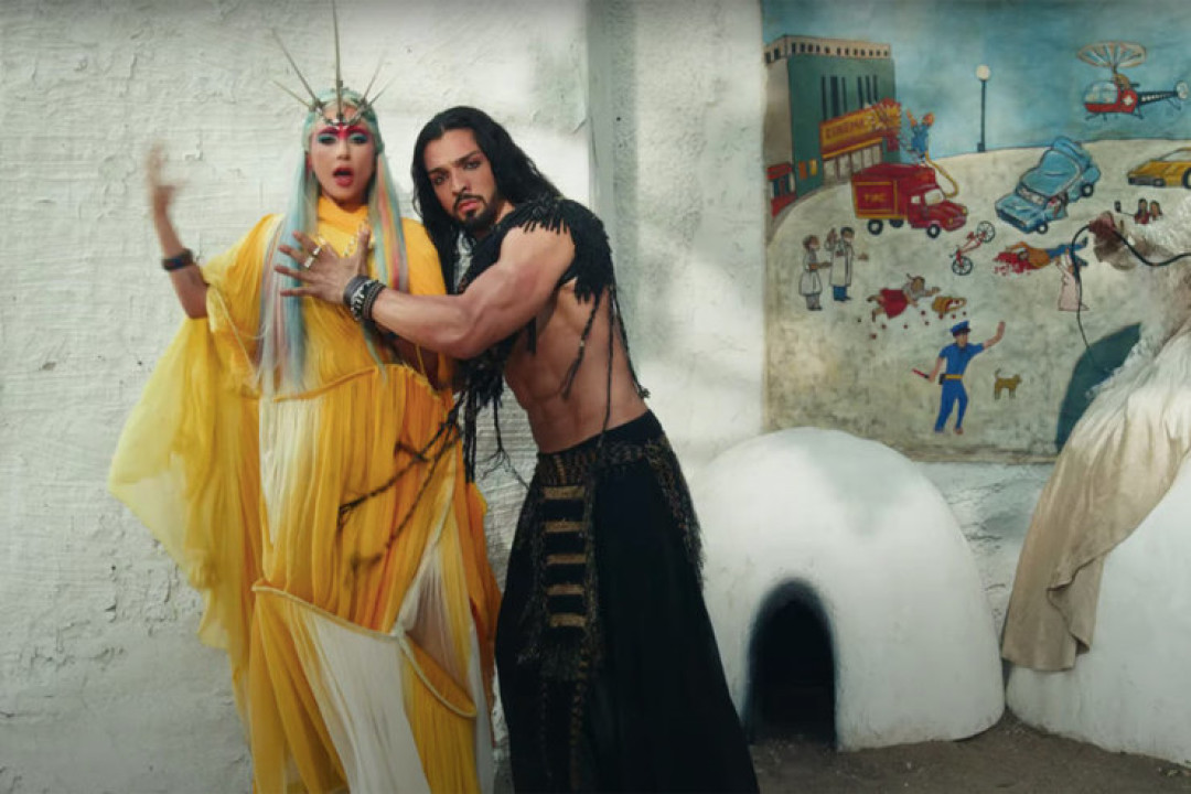 Головной убор Lance Victor Moore Платье Johannes Warkne