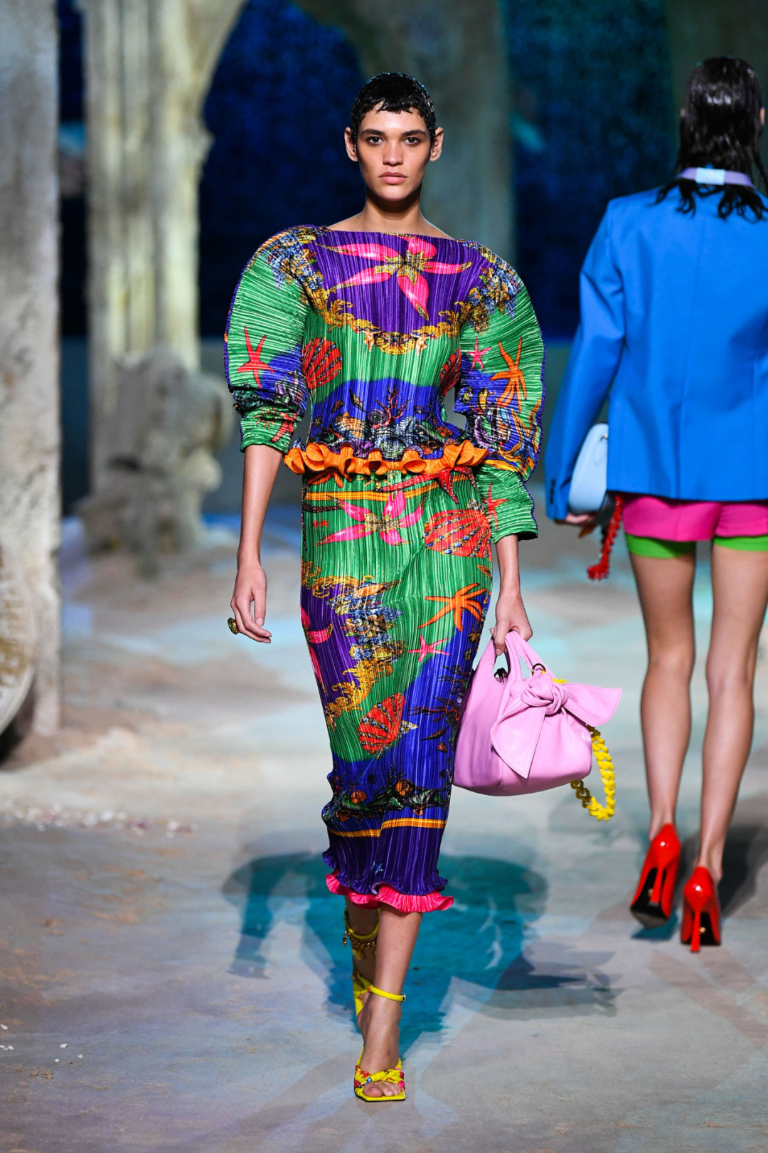 Показ Versace: сексуальные платья, насыщенные цвета и парад топ-моделей во главе с Ратажковски