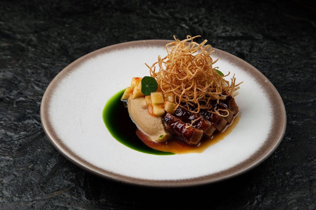 Утка с муссом из сельдерея, яблоком кимчи и медовым соусом