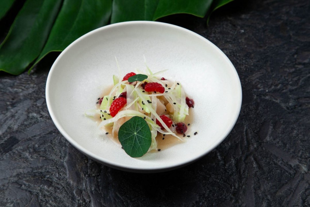 Севиче из гребешка с фенхелем, алоэ и малиной