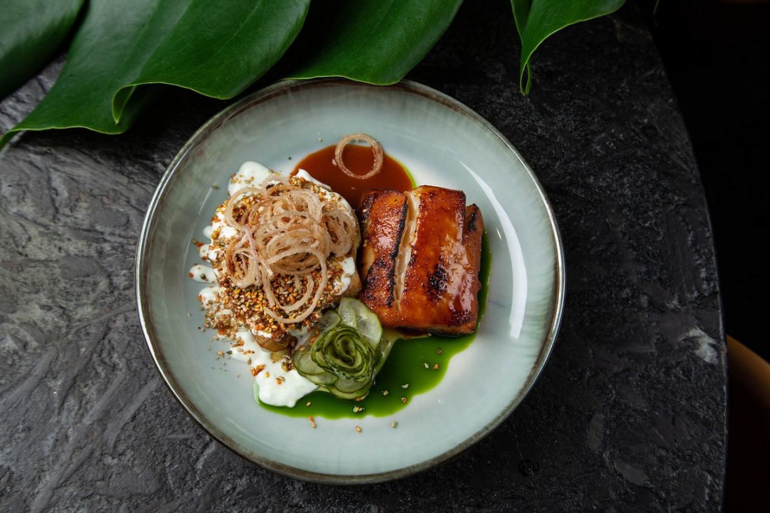 Палтус с цитрусовым мисо, баклажаном и васаби-йогуртом