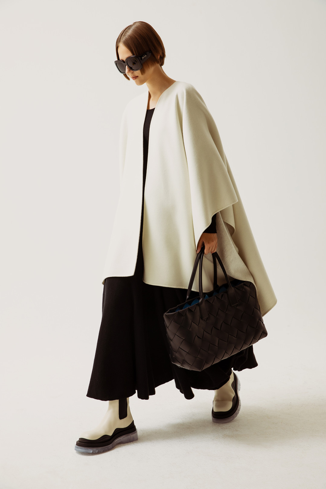 Кейп Loro Piana 299 500 руб., платье Marni 105 500 руб., сумка Bottega Veneta 343 500 руб., сапоги Bottega Veneta 78 300 руб.