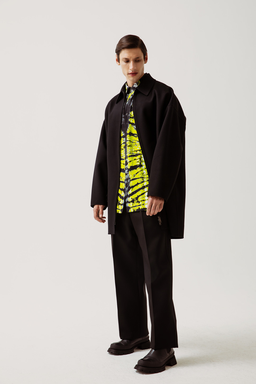 Пальто Valentino 212 000 руб., рубашка Valentino 66 450 руб., брюки Jil Sander 69 750 руб., ботинки Jil Sander 45 500 руб.