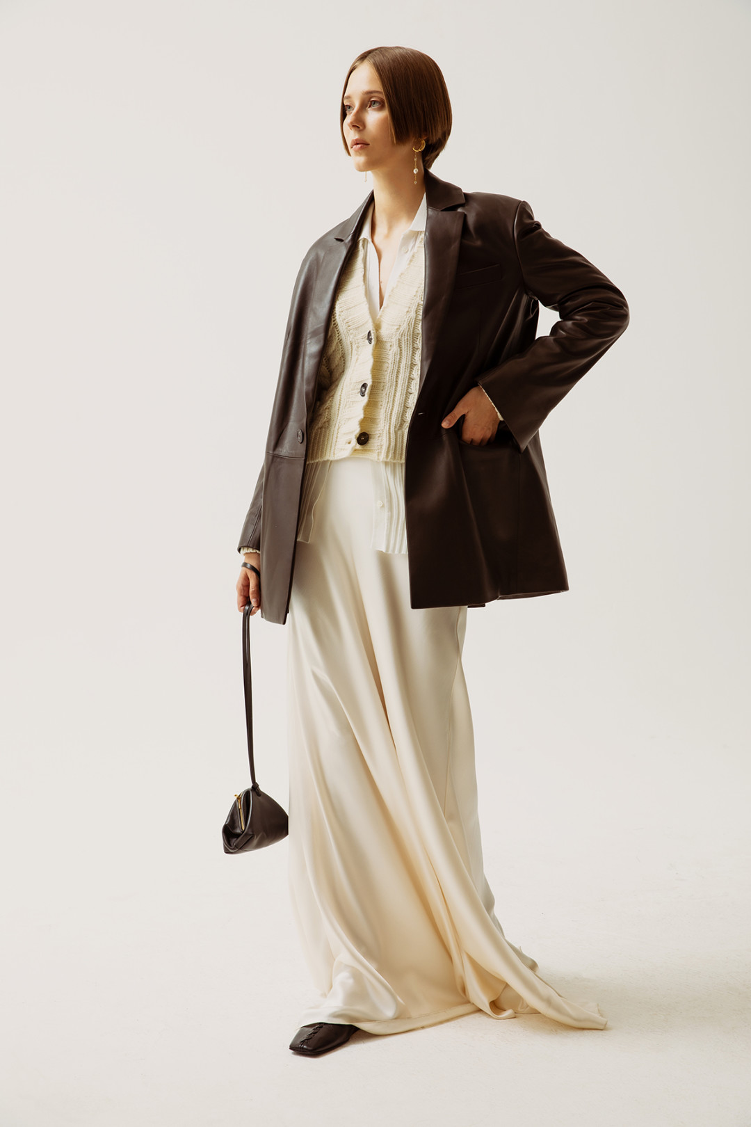 Жакет Twins Florence 155 500 руб., кардиган Twins Florence 28 300 руб., пуловер Gabriela Hearst 115 000 руб., юбка Ralph Lauren 227 500 руб., клатч