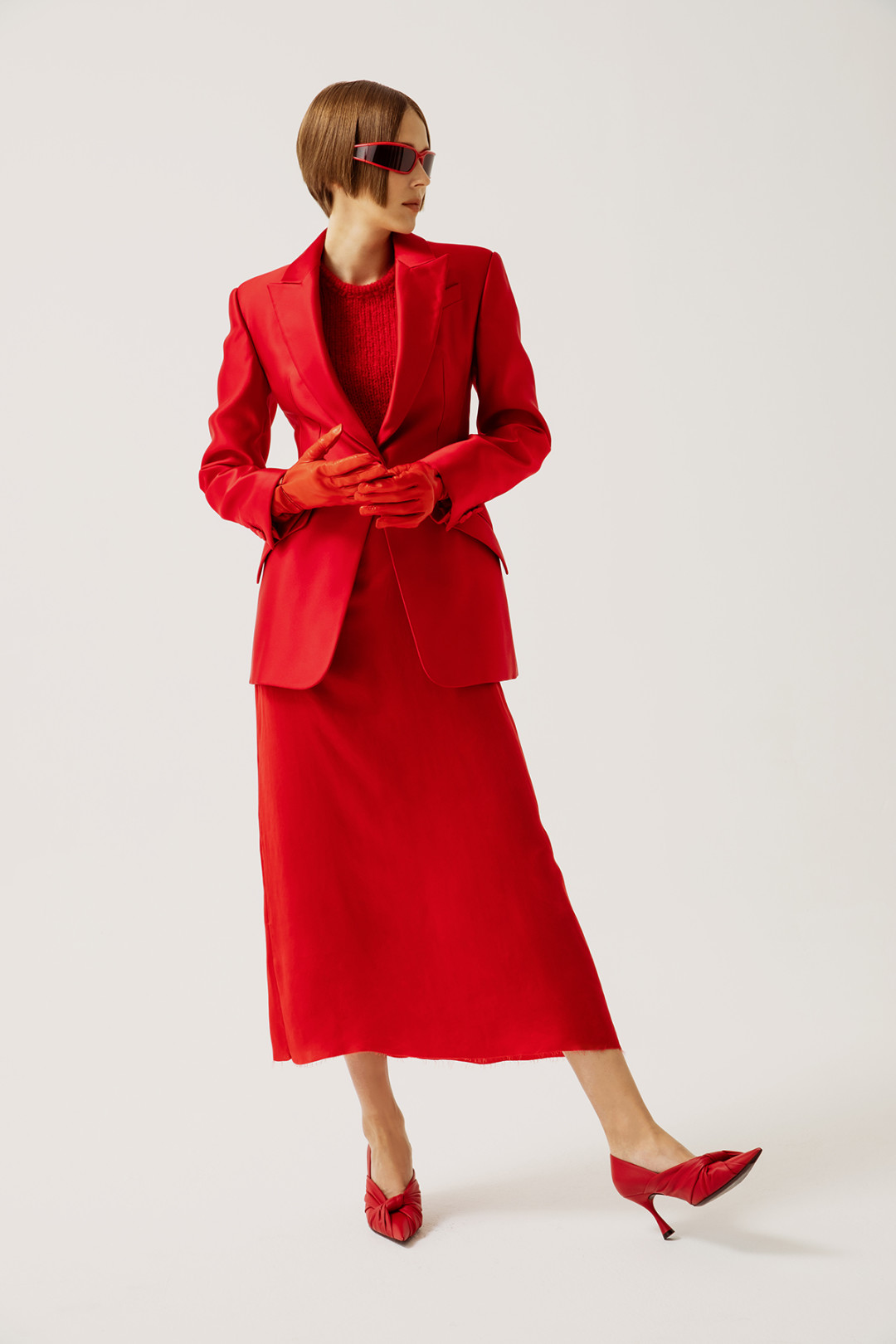 Жакет Alexander McQueen 281 500 руб., свитер Isabel Marant 47 500 руб., платье Uma Wang 44 150 руб., туфли Balenciaga 59 800 руб., очки Balenciaga 35