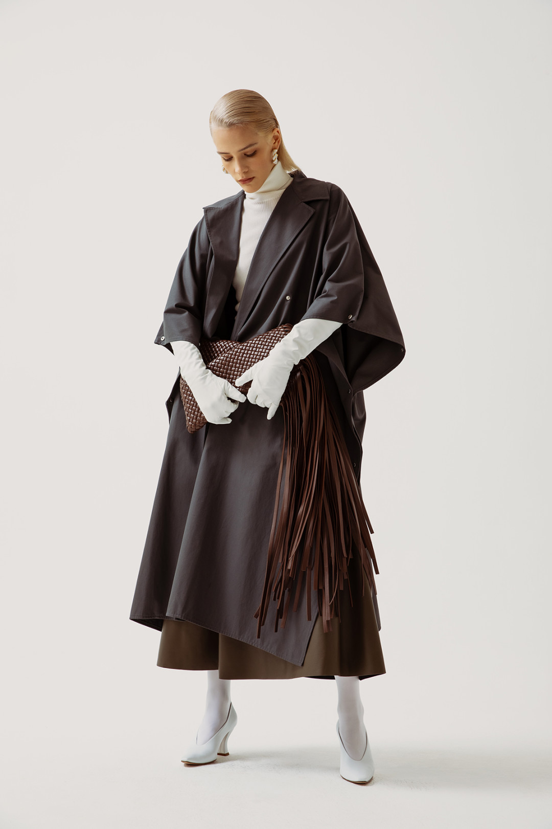 Плащ Bottega Veneta 184 500 руб., водолазка Tom Ford 99 500 руб., юбка Twins Florence 92 550 руб., клатч Bottega Veneta 322 500 руб., туфли Bottega