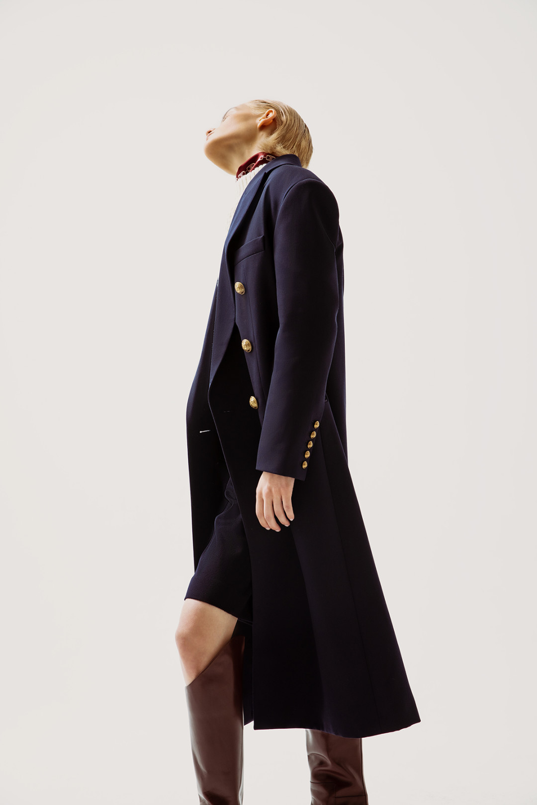 Пальто Balmain 243 500 руб., свитер Alexander McQueen 99 900 руб., шорты Loewe 66 300 руб., сапоги Jil Sander 99 500 руб., платок Celine 33 750 руб.