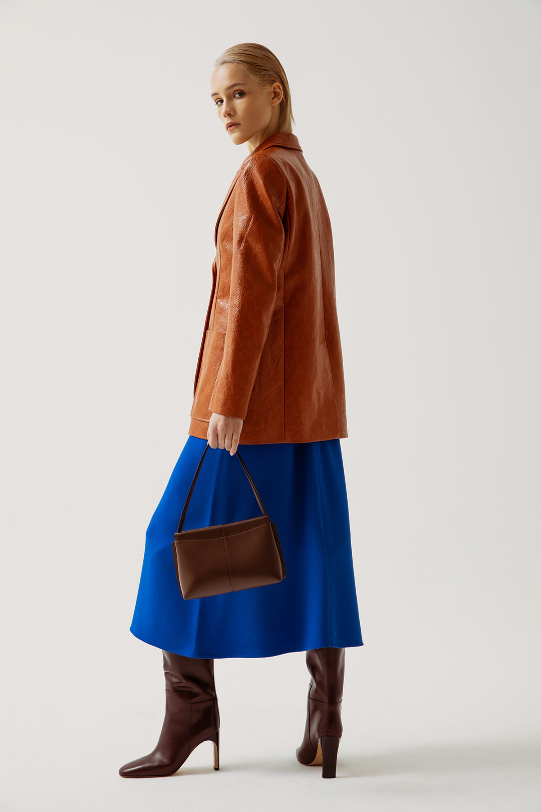 Жакет MSGM 48 150 руб., платье Victoria Becham 110 500 руб., сумка Wandler 36 350 руб., сапоги Jil Sander 99 500 руб.