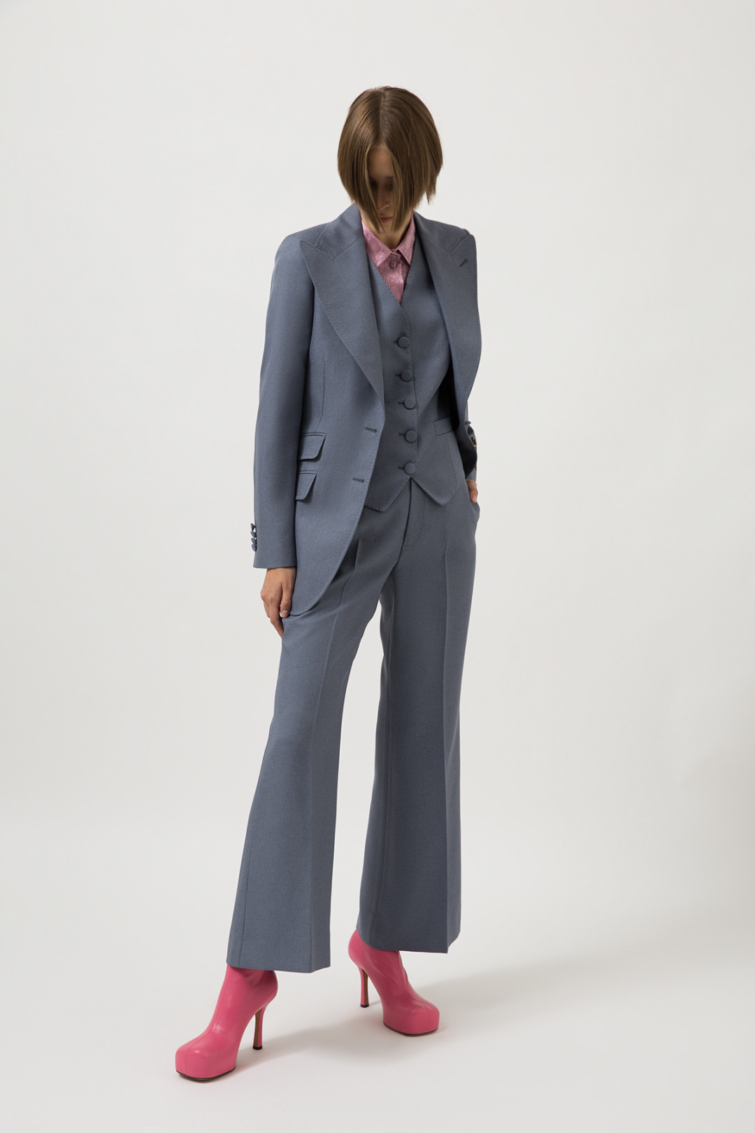 Блуза Gucci 80 000 руб., брюки Gucci 53 900 руб., жакет Gucci 163 000 руб., жилет Gucci 62 050 руб., полусапоги Bottega Veneta 96 800 руб.