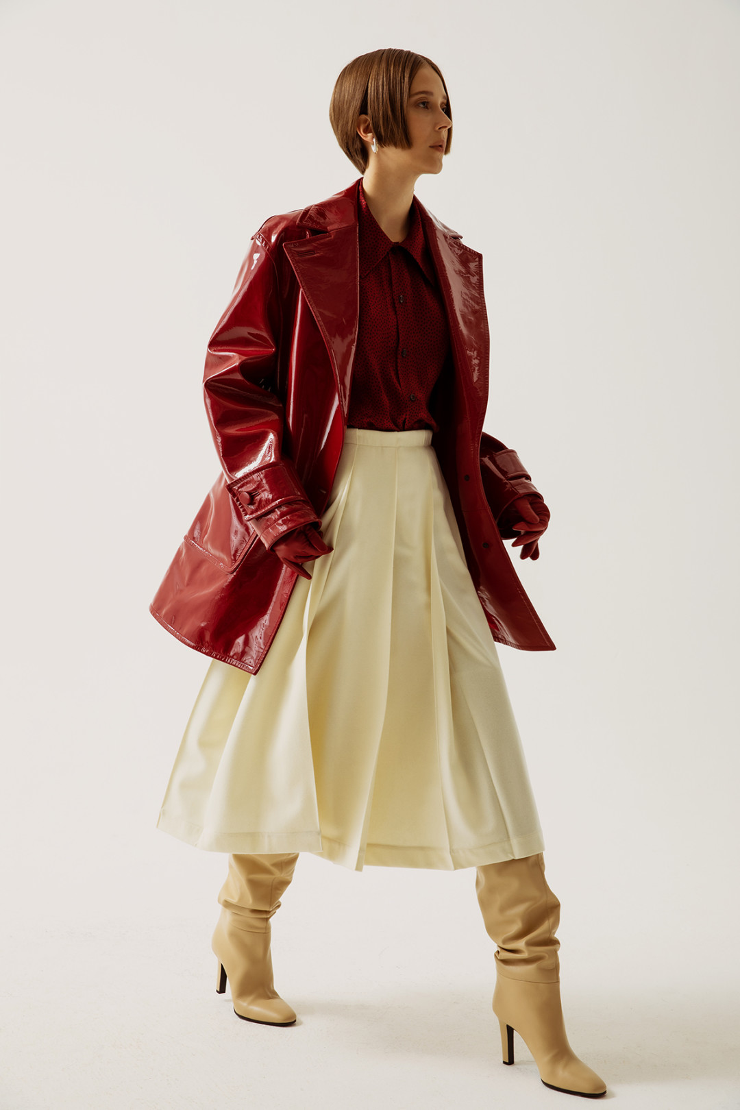 Пальто Valentino 380 000 руб., блуза Saint Laurent 96 050 руб., юбка Jil Sander 68 450 руб., ботфорты Saint Laurent 123 000 руб., серьги Bottega