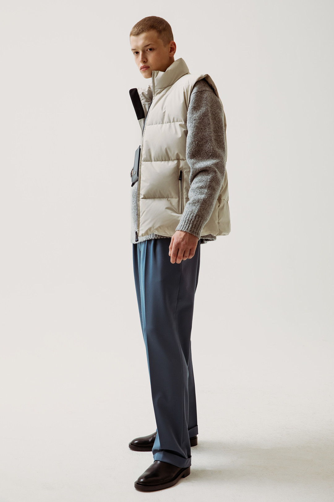 Жилет KNT 119 500 руб., свитер Acne Studios 43 400 руб., брюки Ambush 46 950 руб., челси Jil Sander 66 100 руб.