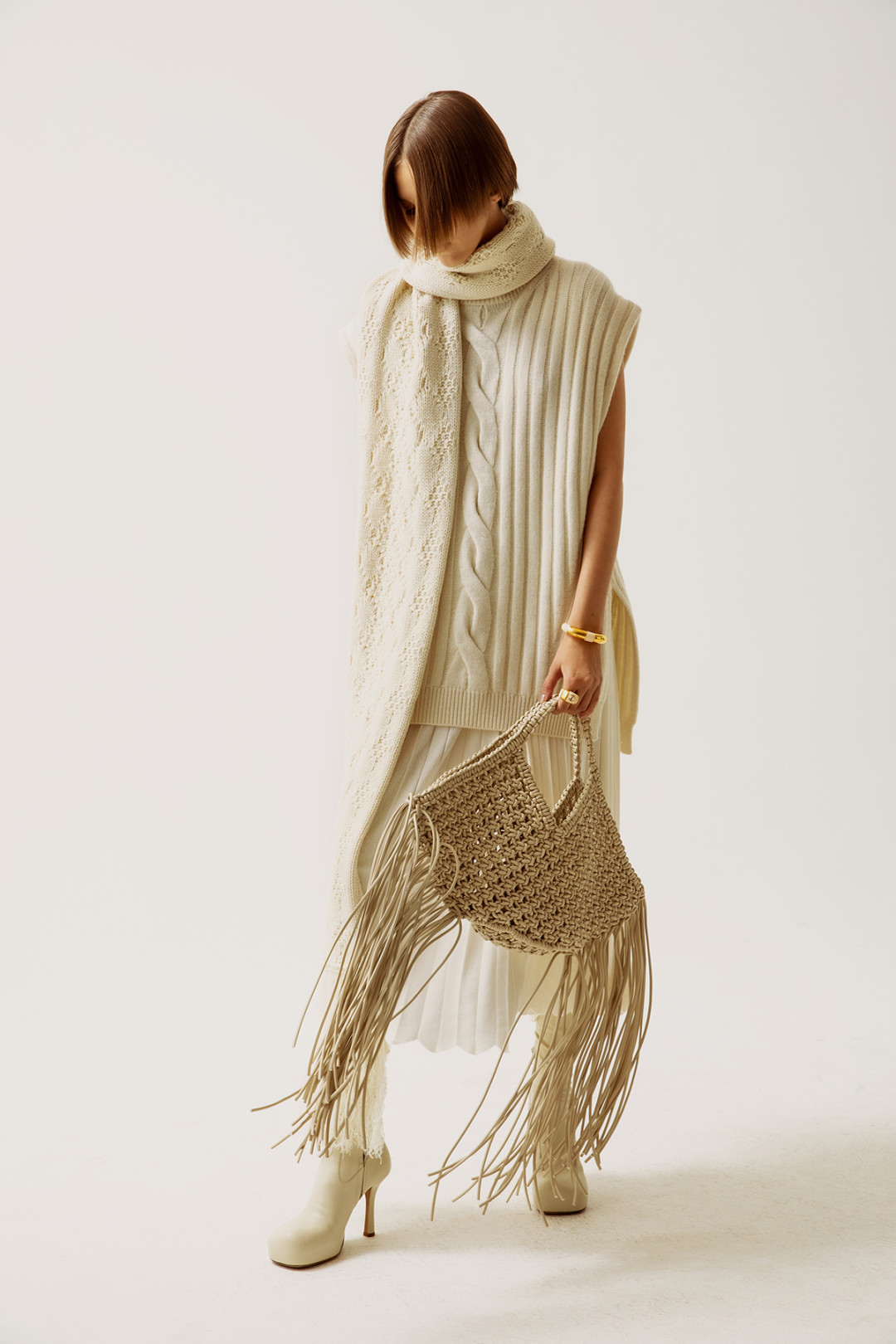 Свитер Alexander McQueen 65 550руб., юбка Loro Piana 217 000 руб., сумка Yuzefi 29 750 руб., ботфорты Bottega Veneta 131 000 руб., шарф Loewe 56 650