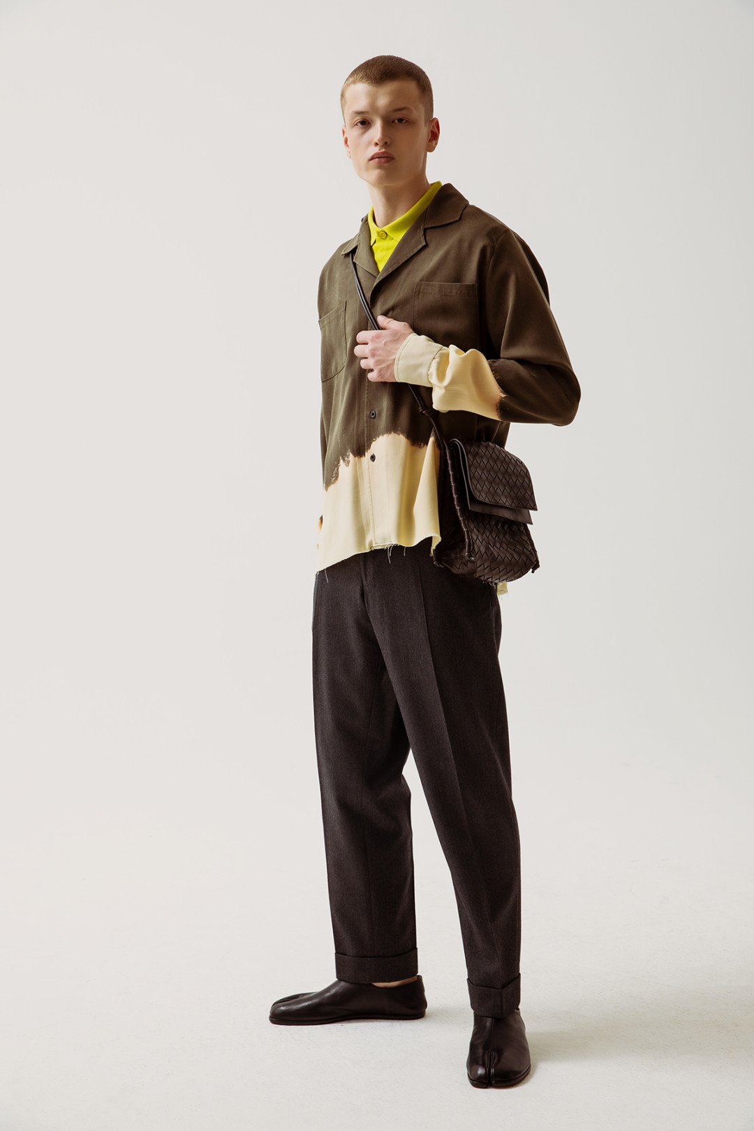 Рубашка Rhude 63 250 руб., поло Bottega Veneta 33 950 руб., брюки Dries Van Noten 59 750 руб., сумка Bottega Veneta 141 000 руб., слиперы Maison