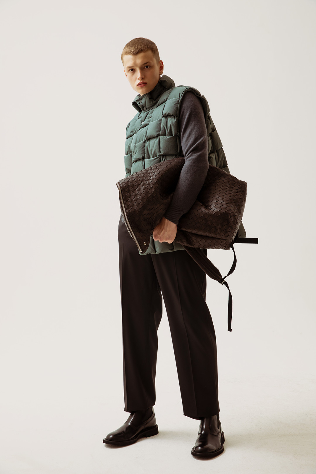 Жилет Bottega Veneta 286 500 руб., свитер Bottega Veneta 63 200 руб., брюки Valentino 59 500 руб., рюкзак Bottega Veneta 263 500 руб., челси Bottega