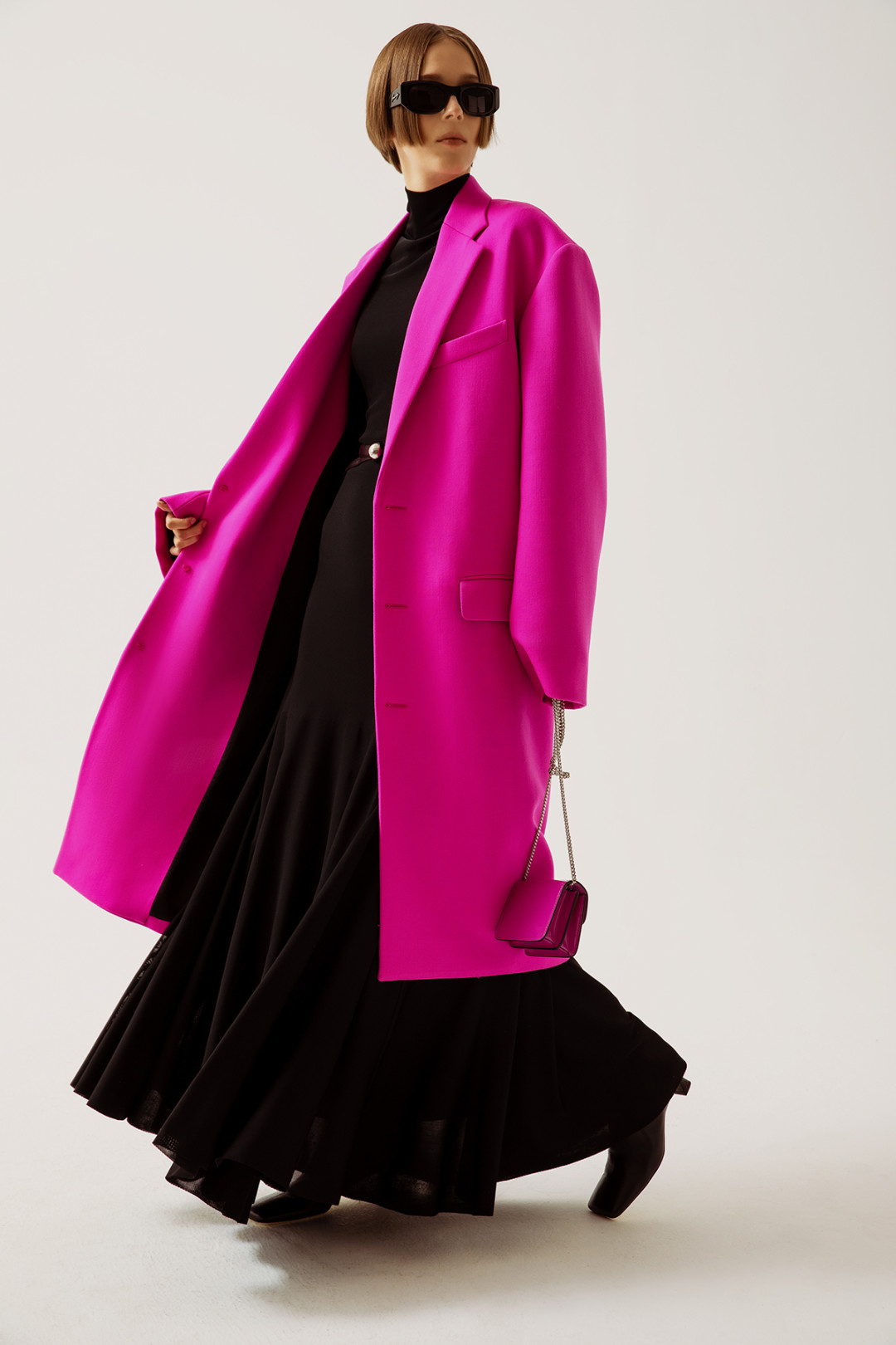 Пальто Balenciaga 208 000 руб., платье Bottega Veneta 223 500 руб., сумка Valentino Garavani 57 150 руб., ботильоны Proenza Schouler 63 800 руб., очки