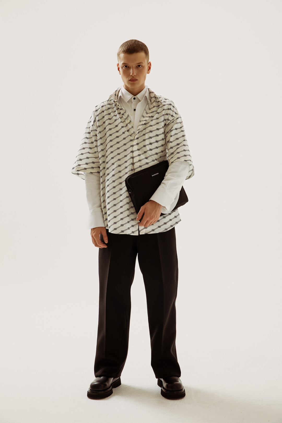 Рубашка Balenciaga 68 250 руб., рубашка Dsquared2 29 950 руб. рубашка Brunello Cucinelli 52 700 РУБ., брюки Jil Sander 69 750 руб., сумка Balenciaga