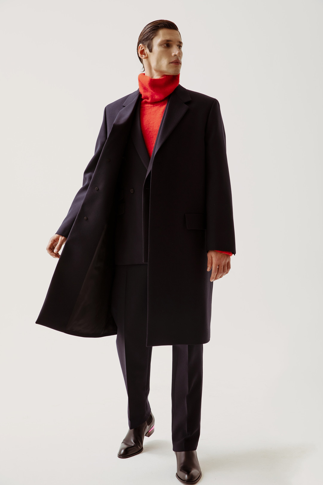 Пальто Jil Sander 145 500 руб., пиджак Stella McCartney 131 500 руб., свитер Lanvin 74 450 руб., брюки Jil Sander 54 850 руб., челси Giuseppe Zanotti