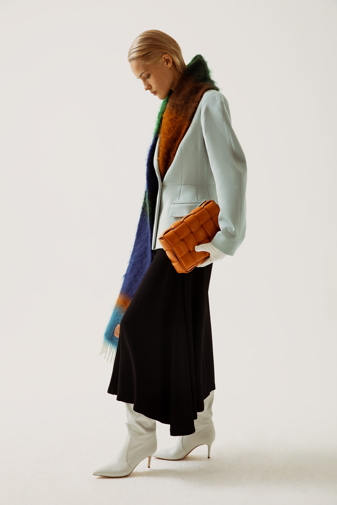 Жакет Givenchy 189 000 руб., юбка Jil Sander 112 500 руб., сумка Bottega Veneta 199 500 руб., сапоги Gianvito Rossi 113 500 руб., шарф Loewe 20 950