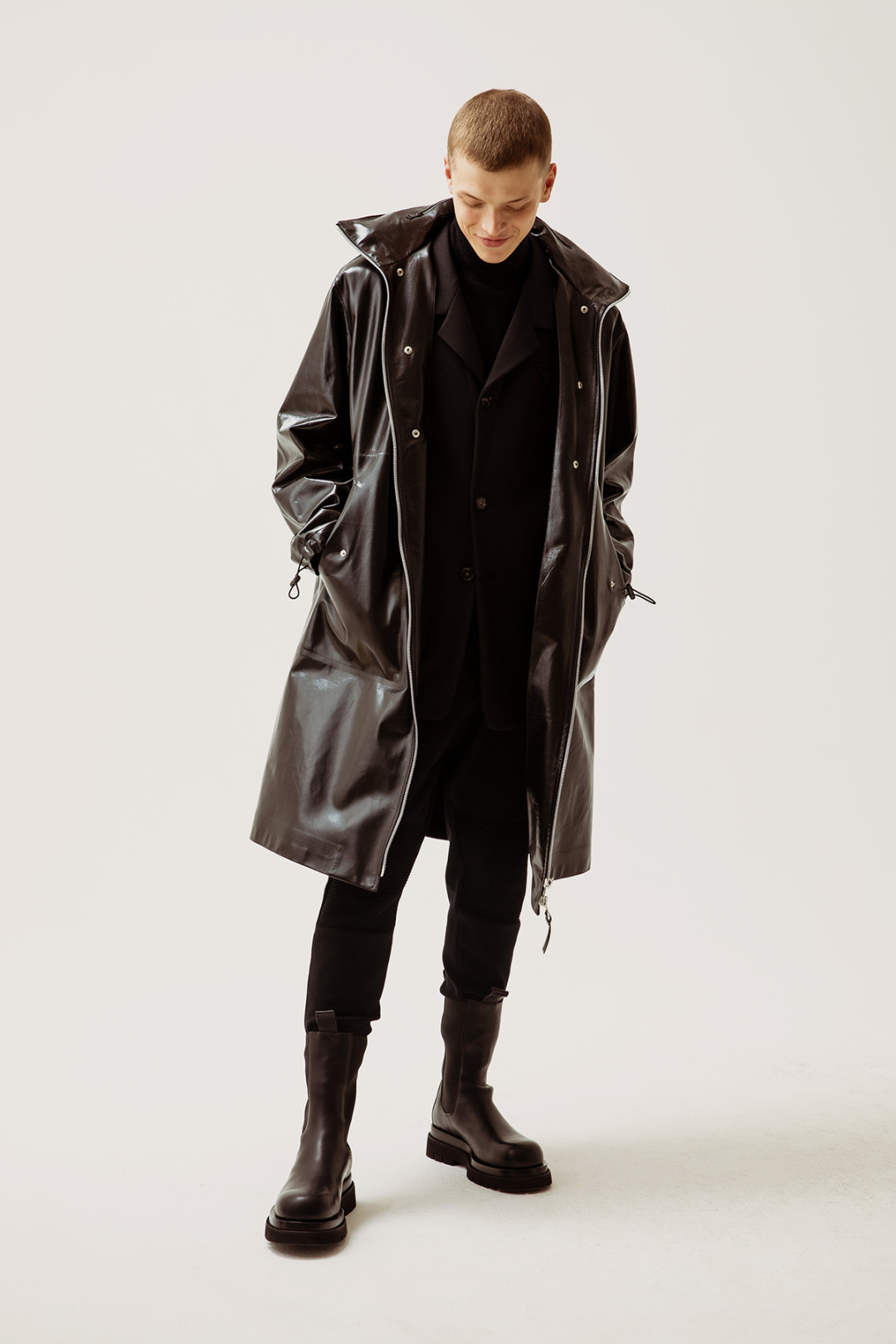 Пальто Воttega Veneta 533 500 руб., пиджак Воttega Veneta 177 500 руб., свитер Воttega Veneta 72 950 руб., брюки Воttega Veneta 136 000 руб., челси