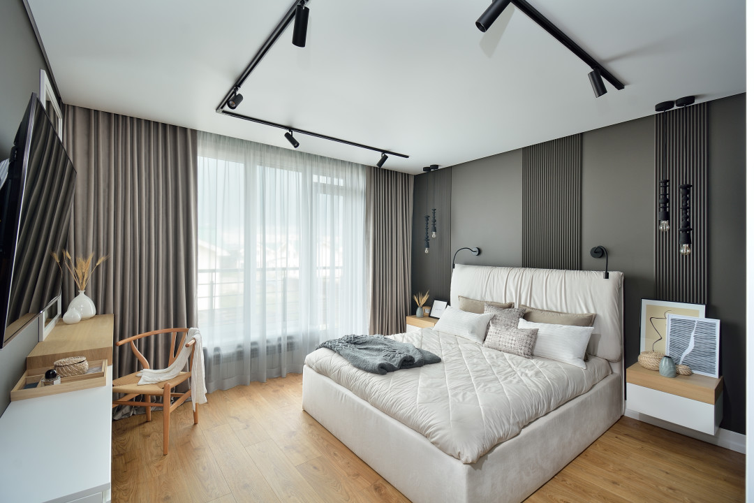 Стена за кроватью оформлена рифлеными панелями Orac Decor W108. Дополняет стиль плинтус SX180 (M-Studio) Прозрачный тюль нарядного белого цвета и