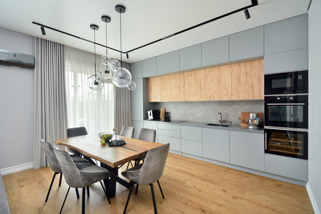 Дуэт из световых невесомых шаров и подвижных светильников на шине открывают простор для фантазии — в какой зоне нужно сегодня больше света (Artikul