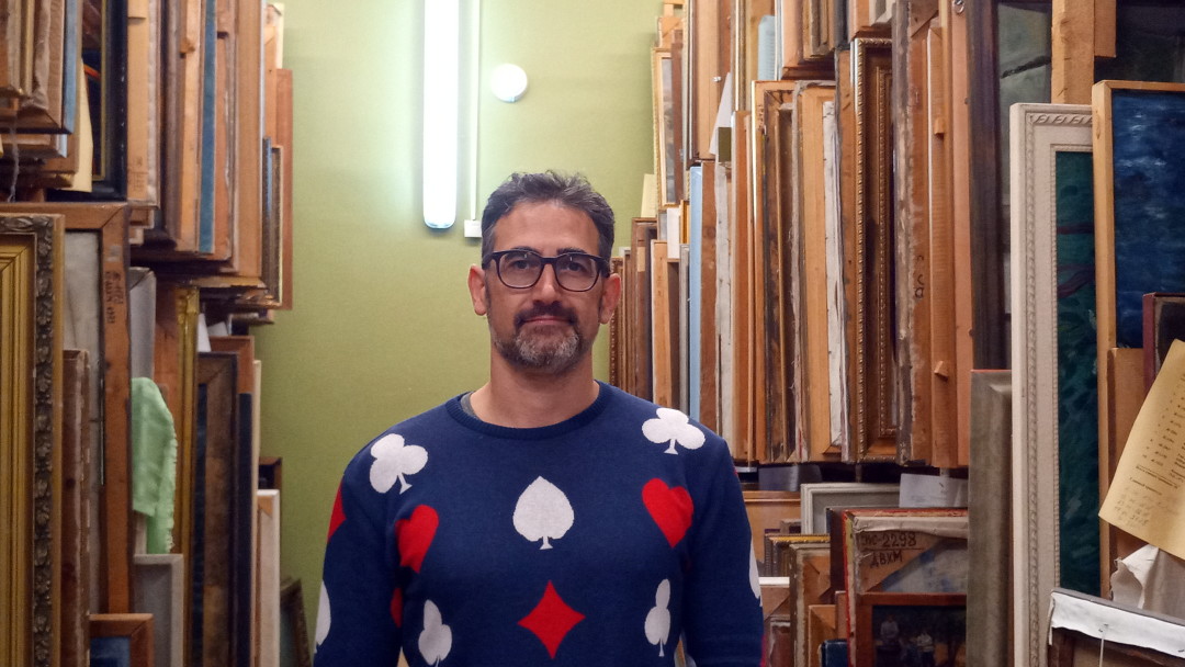 Антонио Джеуза - доктор философии, специалист по видео-арту, куратор Докторскую диссертацию по медиа-арту защищена в Лондонском университете