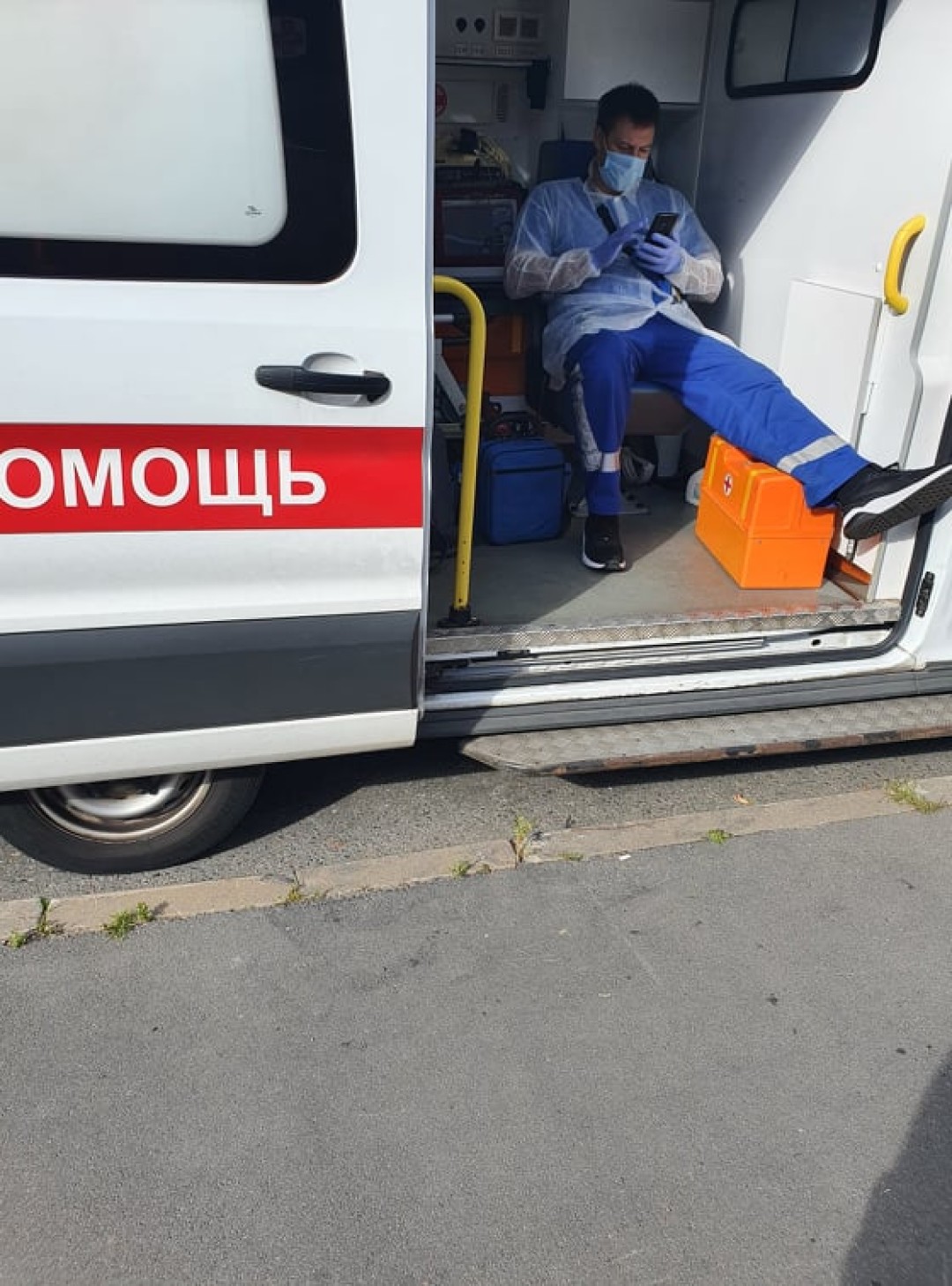 Медбрат в обычном халате и в маске