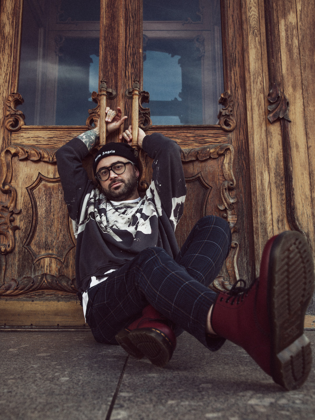 На Евгении легендарная модель Dr.Martens 1460 в цвете cherry red