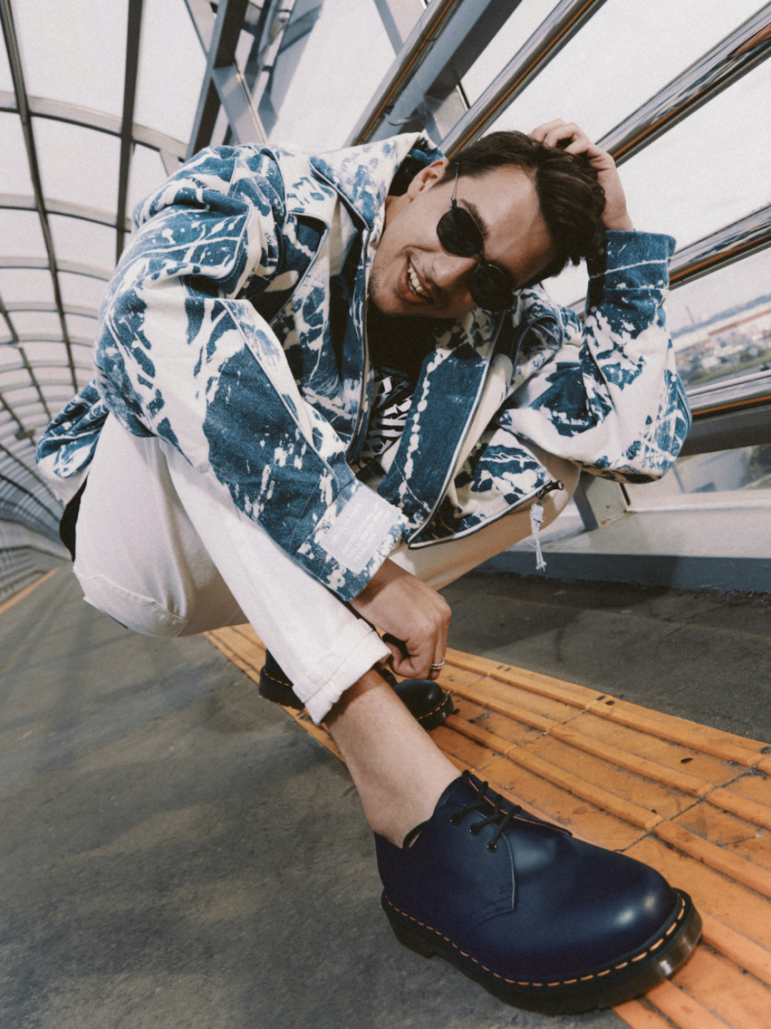 На Данииле знаменитая модель Dr.Martens 1461