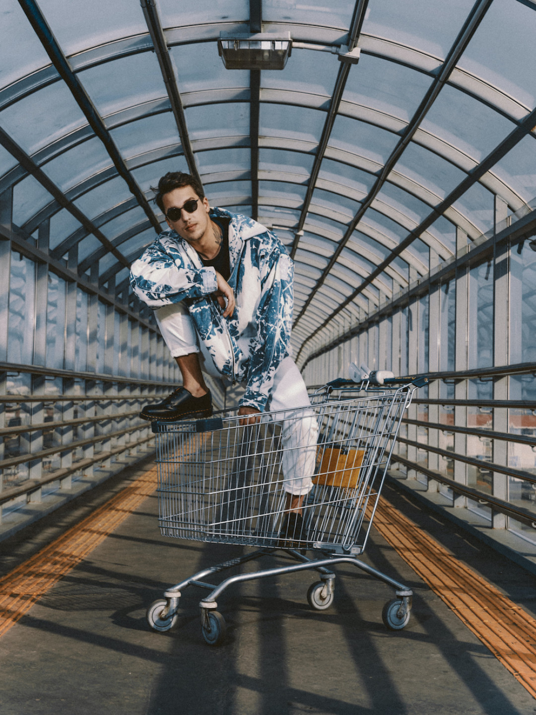 Изначально модель Dr.Martens 1461 была создана как крепкая рабочая обувь. В 70-80-е годы ее носили участники политических протестов, после чего