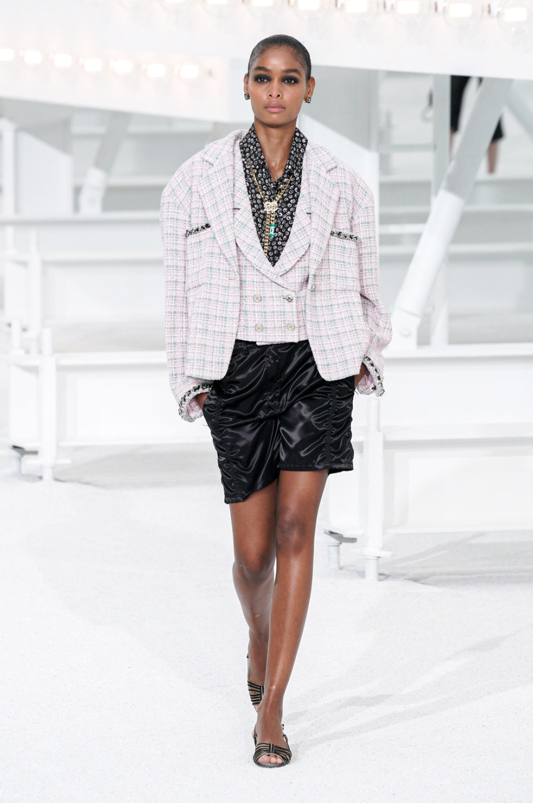 Мода фе. Chanel 2021. Шанель коллекция 2021-2022. Показы Chanel 2021-2022. Шанель показ 2021.