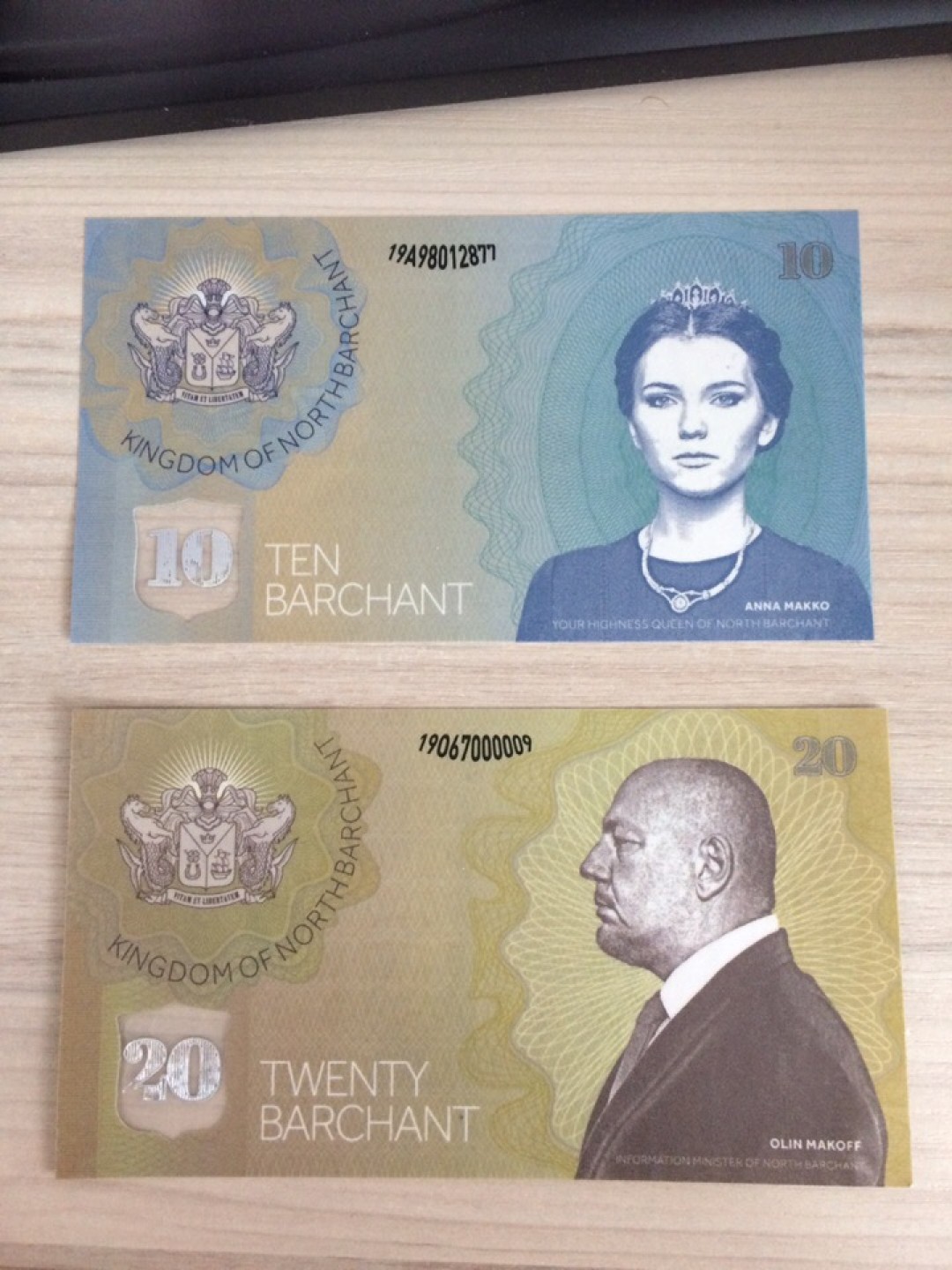 Валюта Королевства Северный Бархант. На купюре сверху изображена Королева Северного Барханта Анна Макко, снизу - Министр информации Королевства