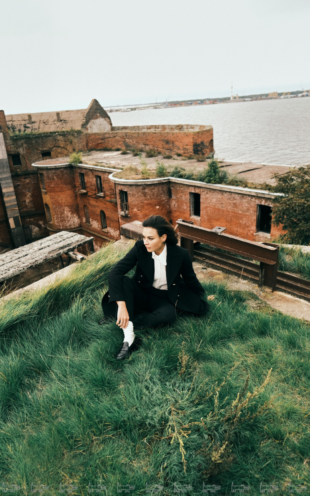 Лоферы Santoni (ДЛТ), блузка, брюки и пальто Sandro, cерьги TOUS