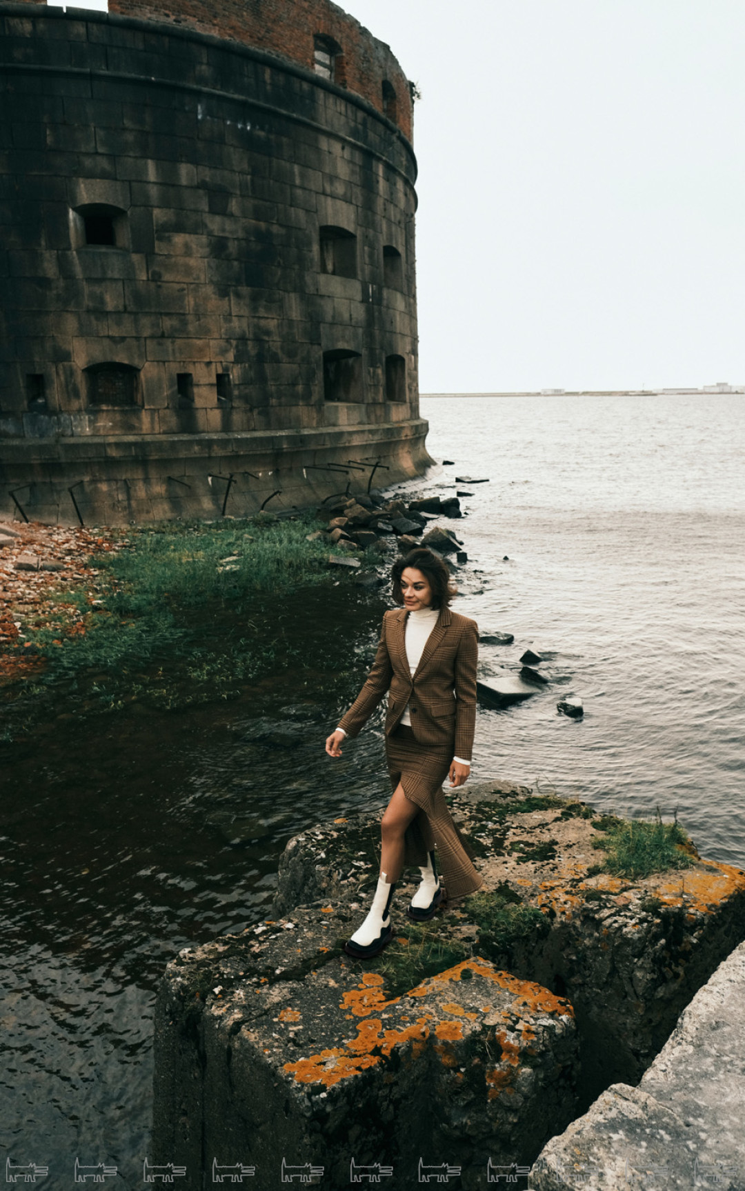 Ботинки Bottega Veneta (ДЛТ), пиджак и юбка Maje, бадлон Sandro