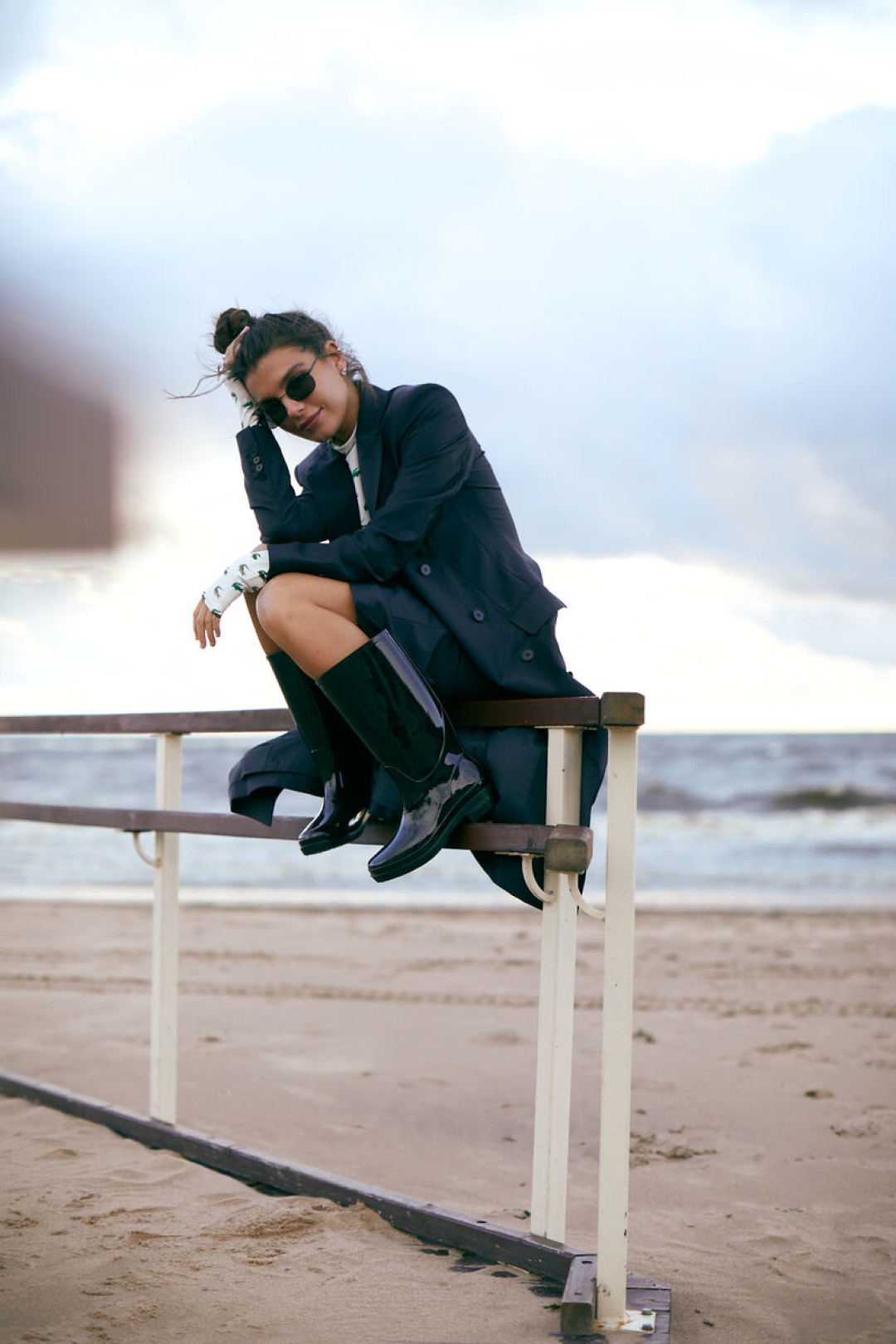 На Марии: бадлон Lacoste (старая цена 15480 руб., цена Outlet Village Pulkovo 10836 руб.), платье Charuel (старая цена 13990 руб., цена Outlet Village