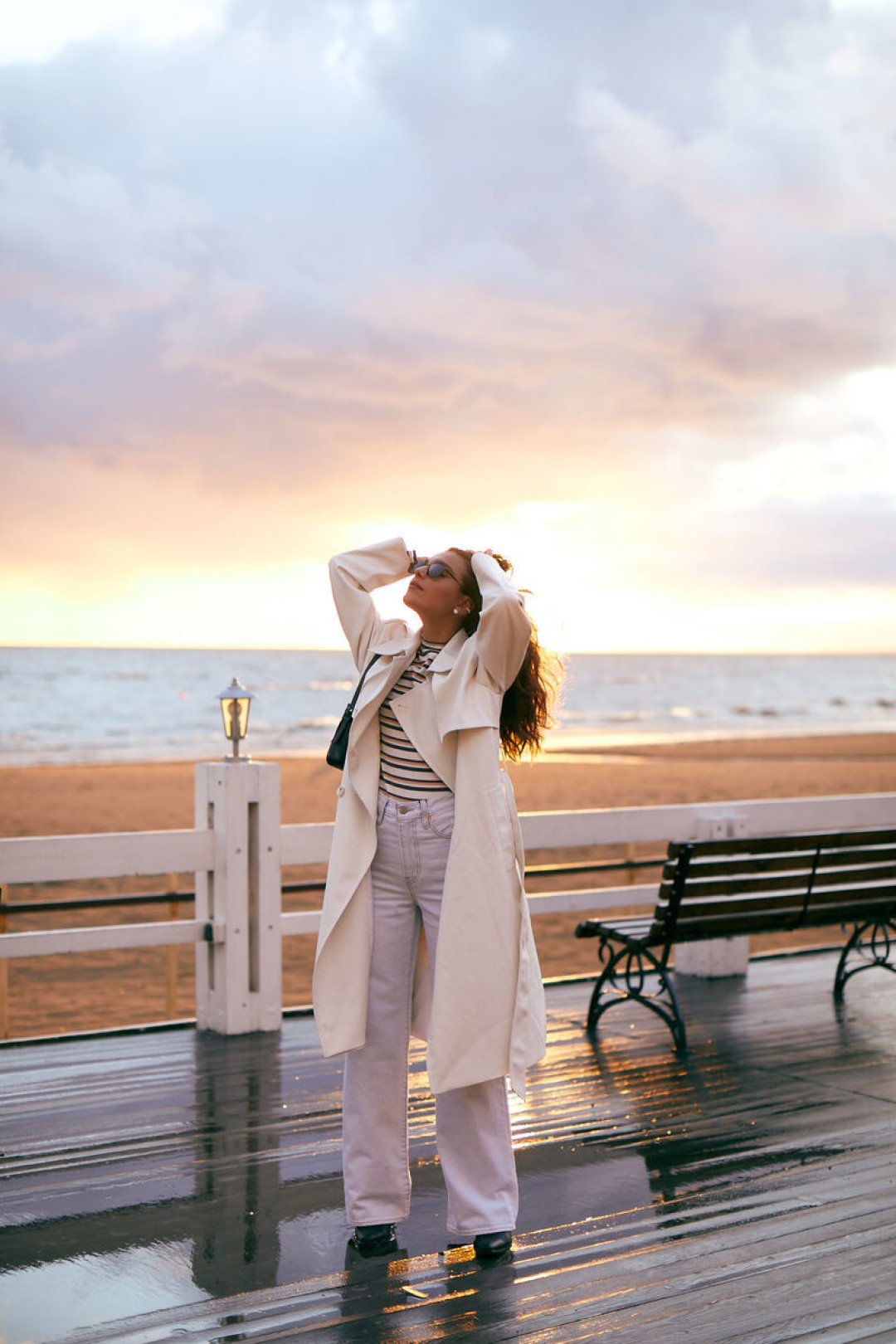 На Марии: тренч Charuel (старая цена 12 990 руб., цена Outlet Village Pulkovo 9090 руб.) и лонгслив (старая цена 3700 руб., цена Outlet Village