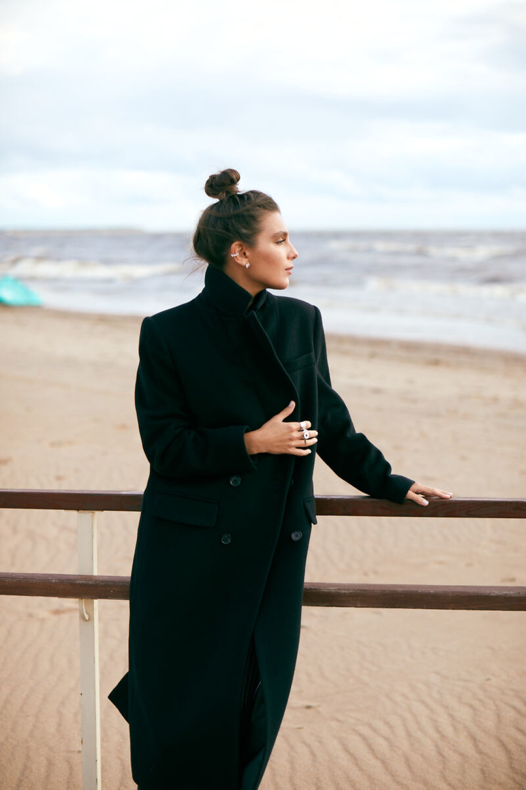 На Марии: пальто Charuel (старая цена 19990 руб., цена Outlet Village Pulkovo 9990 руб.).