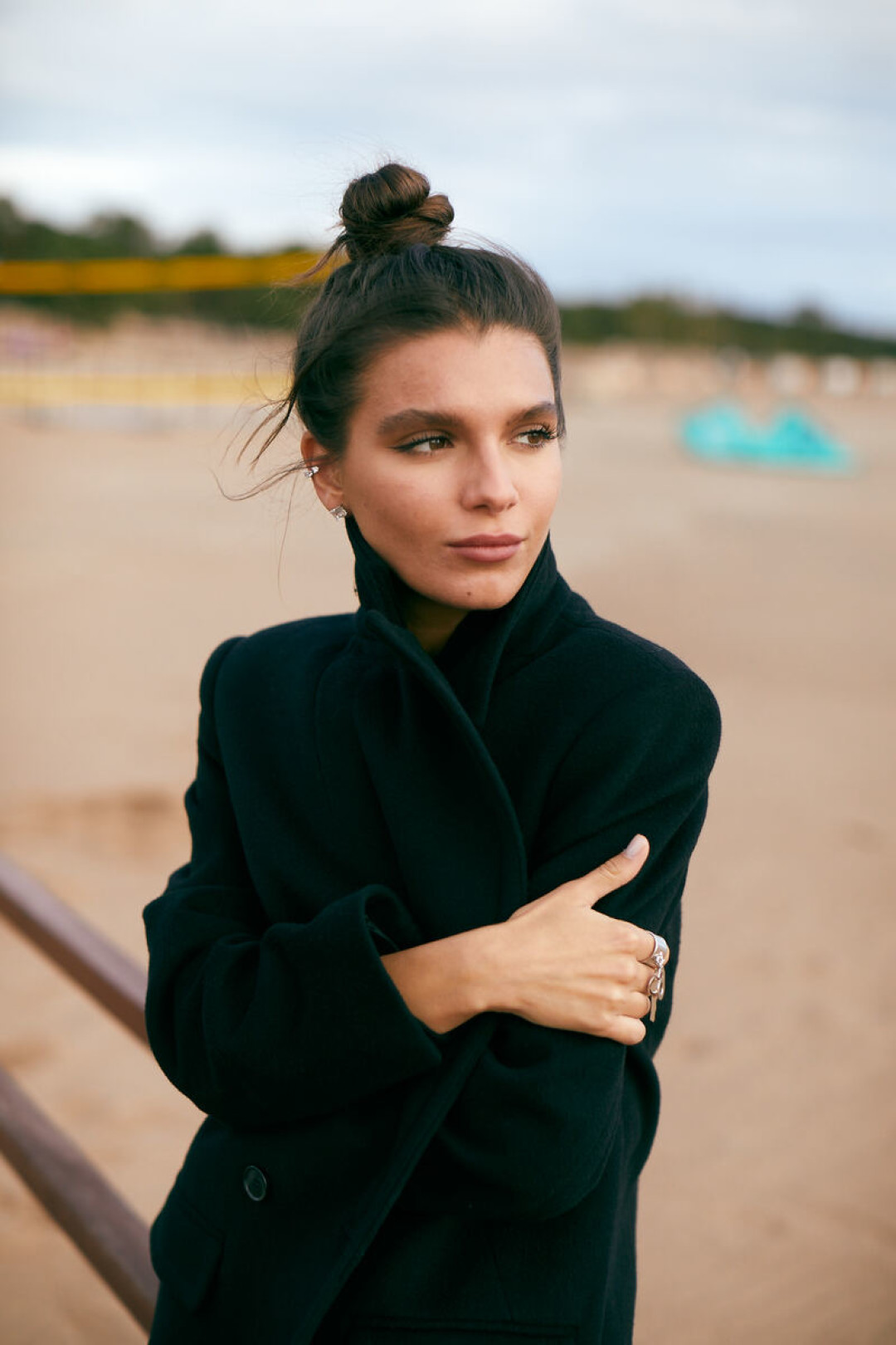 На Марии: пальто Charuel (старая цена 19990 руб., цена Outlet Village Pulkovo 9990 руб.).