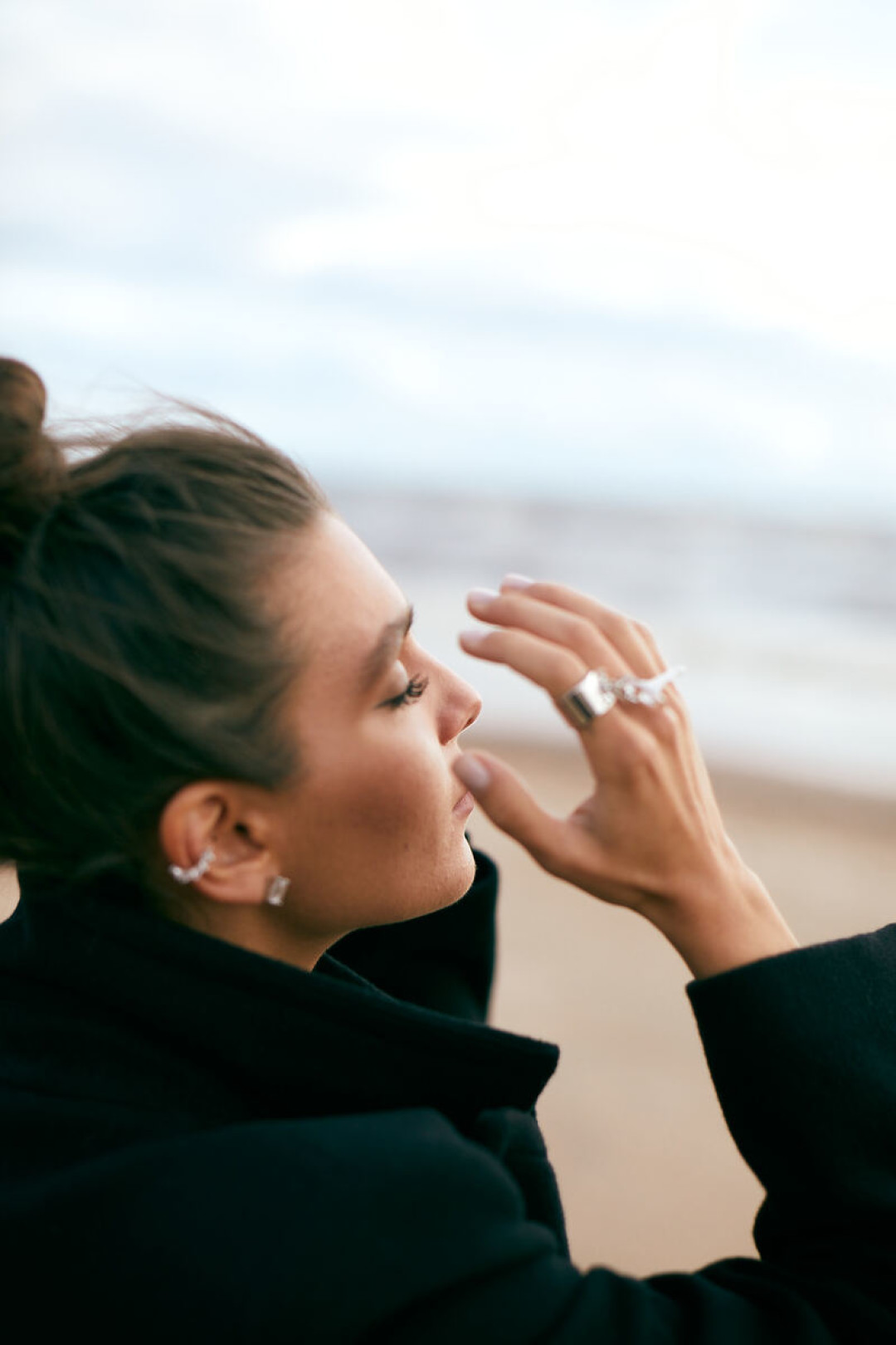 На Марии: пальто Charuel (старая цена 19990 руб., цена Outlet Village Pulkovo 9990 руб.).