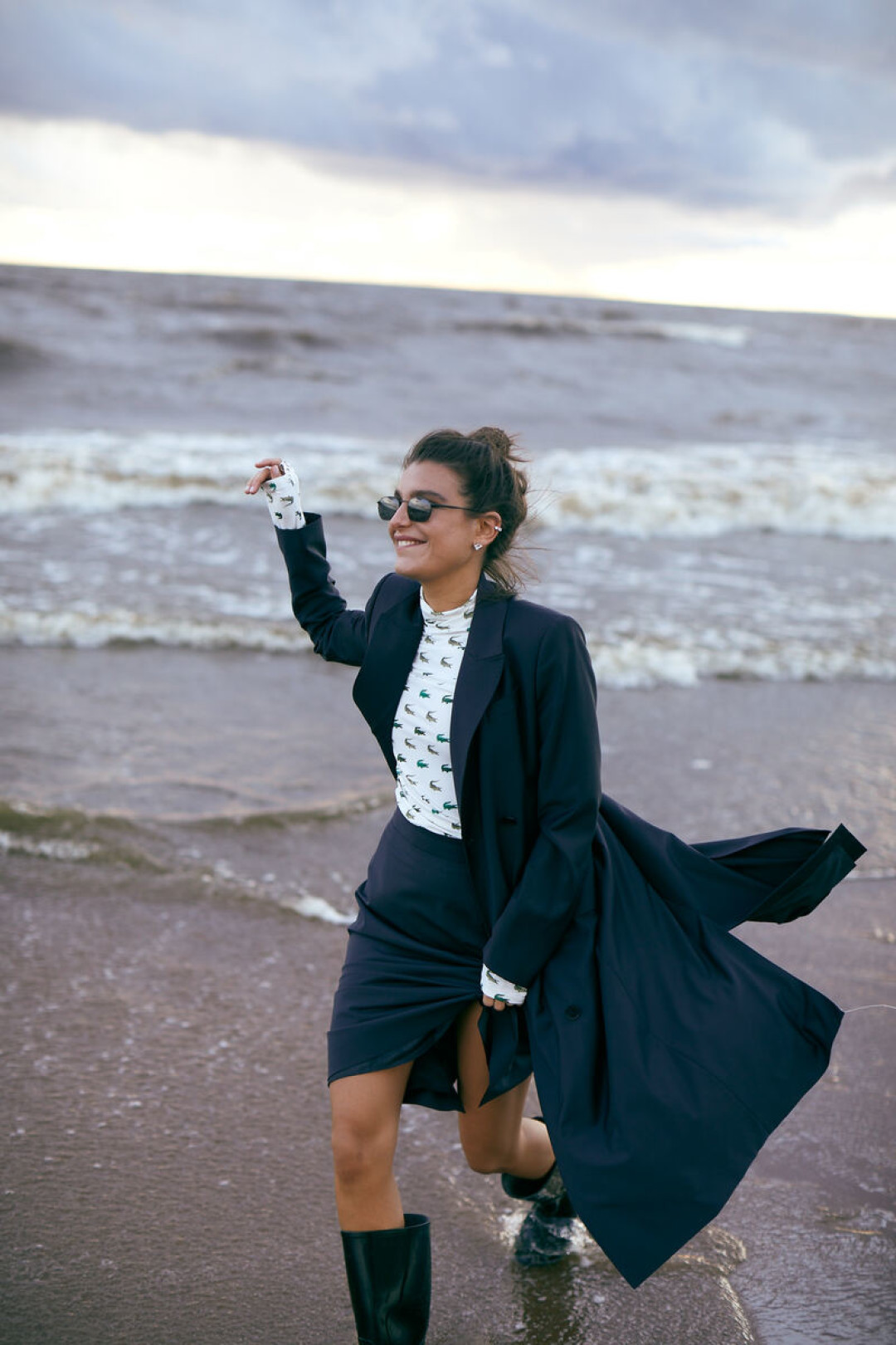 На Марии: бадлон Lacoste (старая цена 15480 руб., цена Outlet Village Pulkovo 10836 руб.), платье Charuel (старая цена 13990 руб., цена Outlet Village