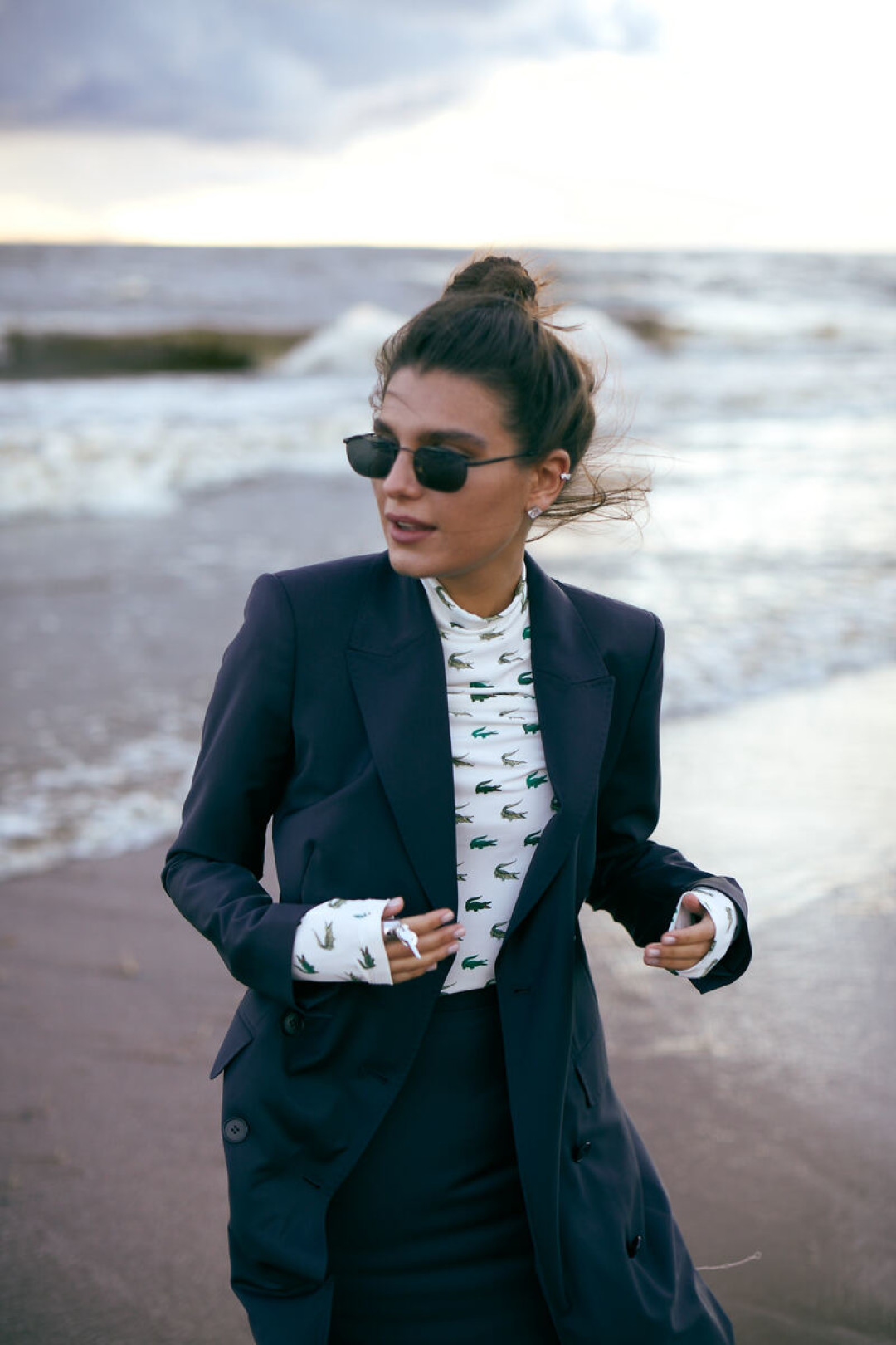 На Марии: бадлон Lacoste (старая цена 15480 руб., цена Outlet Village Pulkovo 10836 руб.), платье Charuel (старая цена 13990 руб., цена Outlet Village