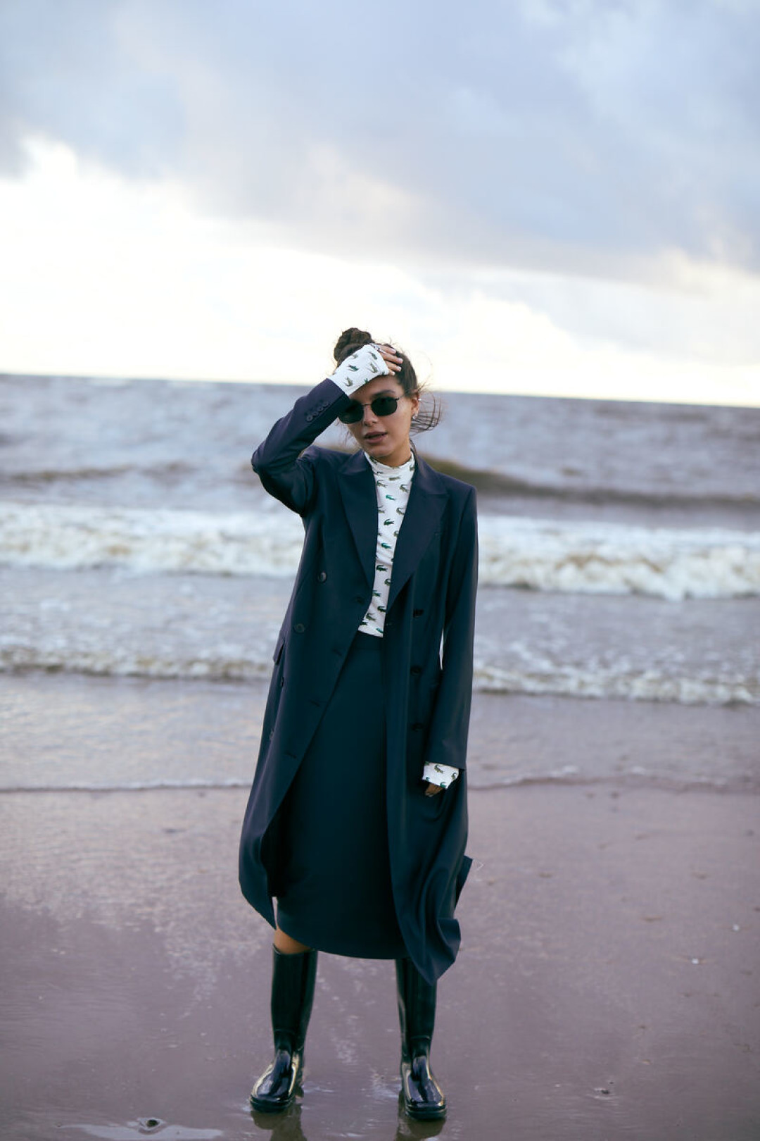 На Марии: бадлон Lacoste (старая цена 15480 руб., цена Outlet Village Pulkovo 10836 руб.), платье Charuel (старая цена 13990 руб., цена Outlet Village