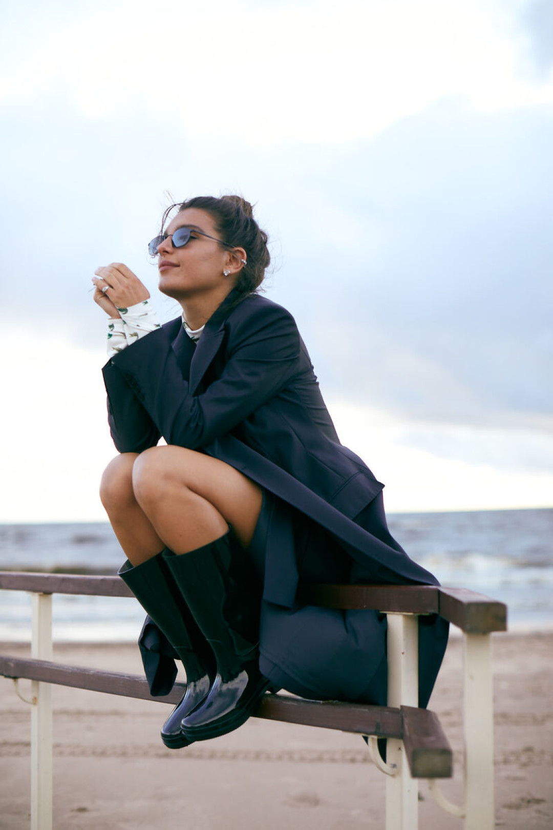 На Марии: бадлон Lacoste (старая цена 15480 руб., цена Outlet Village Pulkovo 10836 руб.), платье Charuel (старая цена 13990 руб., цена Outlet Village