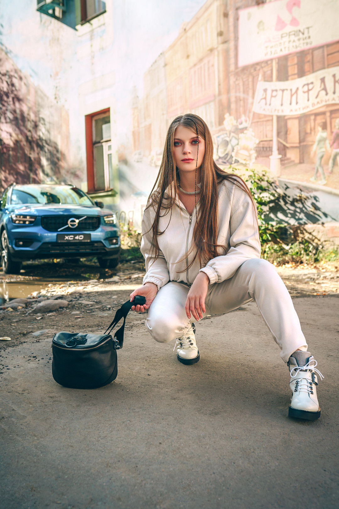Колье, брюки и бомбер из экозамши (My Set) Ботинки Toscablu, сумка Renato Angi (Scarpe-Stile) Кроссовер Volvo XC40